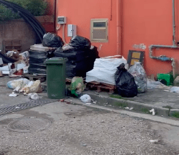 Auletta, rifiuti e degrado alle spalle del municipio