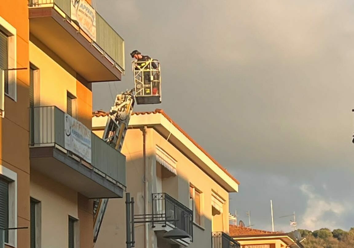 Ascea Marina, piovono calcinacci dal cornicione