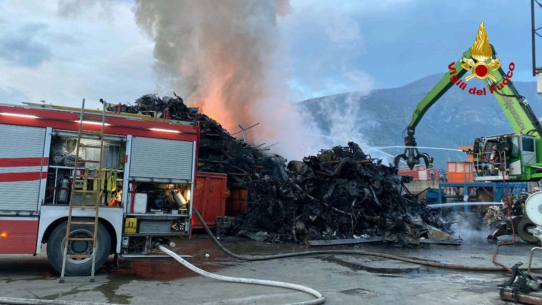 Incendio a Sarno in un deposito di rottami, sindaco invita a restare a casa