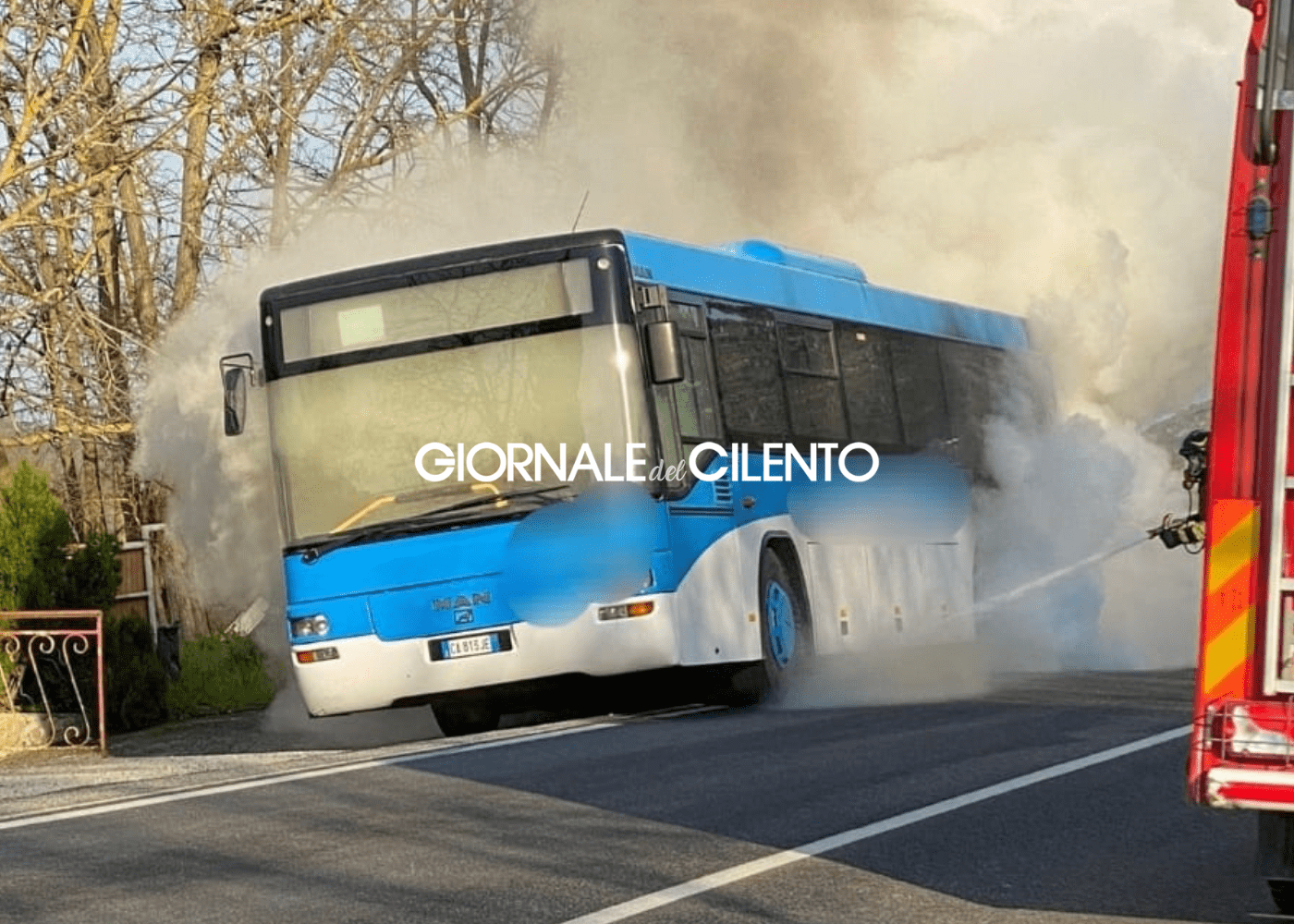 Polla, fiamme su pullman studenti: nessun ferito