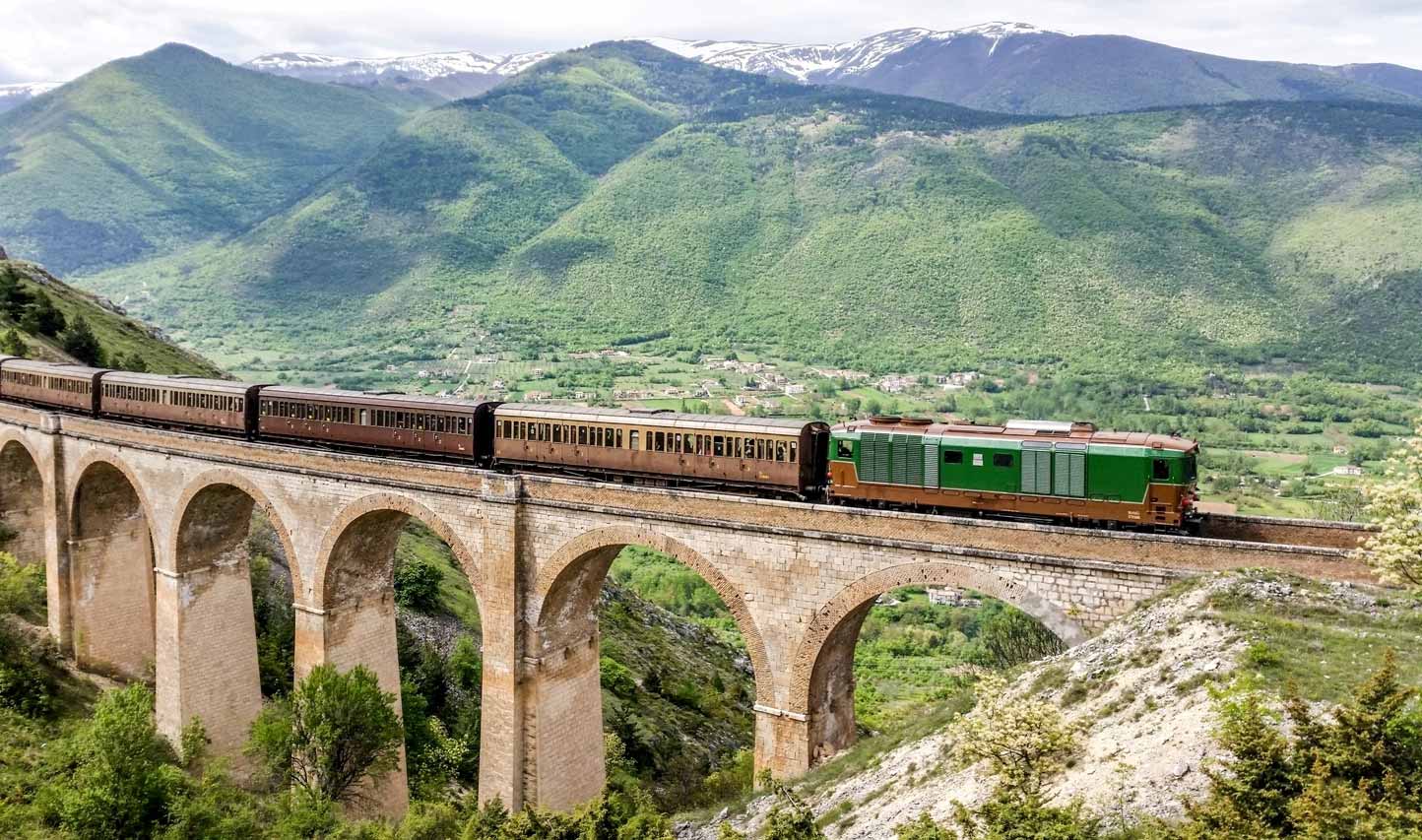 Da Napoli alle meraviglie di Paestum e Velia con i treni storici