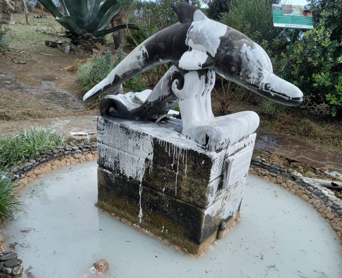 Atti valdalici al Parco Marinella a Villammare: statua imbrattata con la vernice