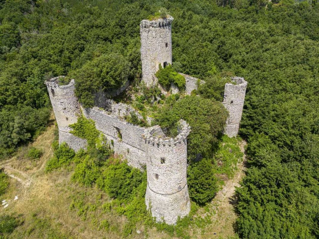 I 100 castelli da conoscere in Campania: il nuovo libro di Roberto Pellecchia