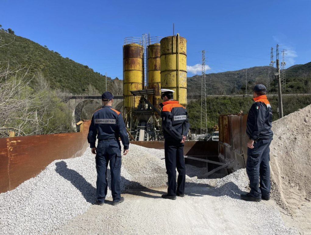 Gestione illecita di rifiuti, la guardia costiera sequestra impianto di calcestruzzo a Santa Marina