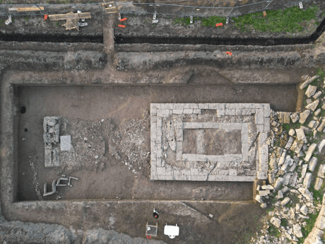 Eros e delfini, nuove scoperte nel tempietto di Paestum