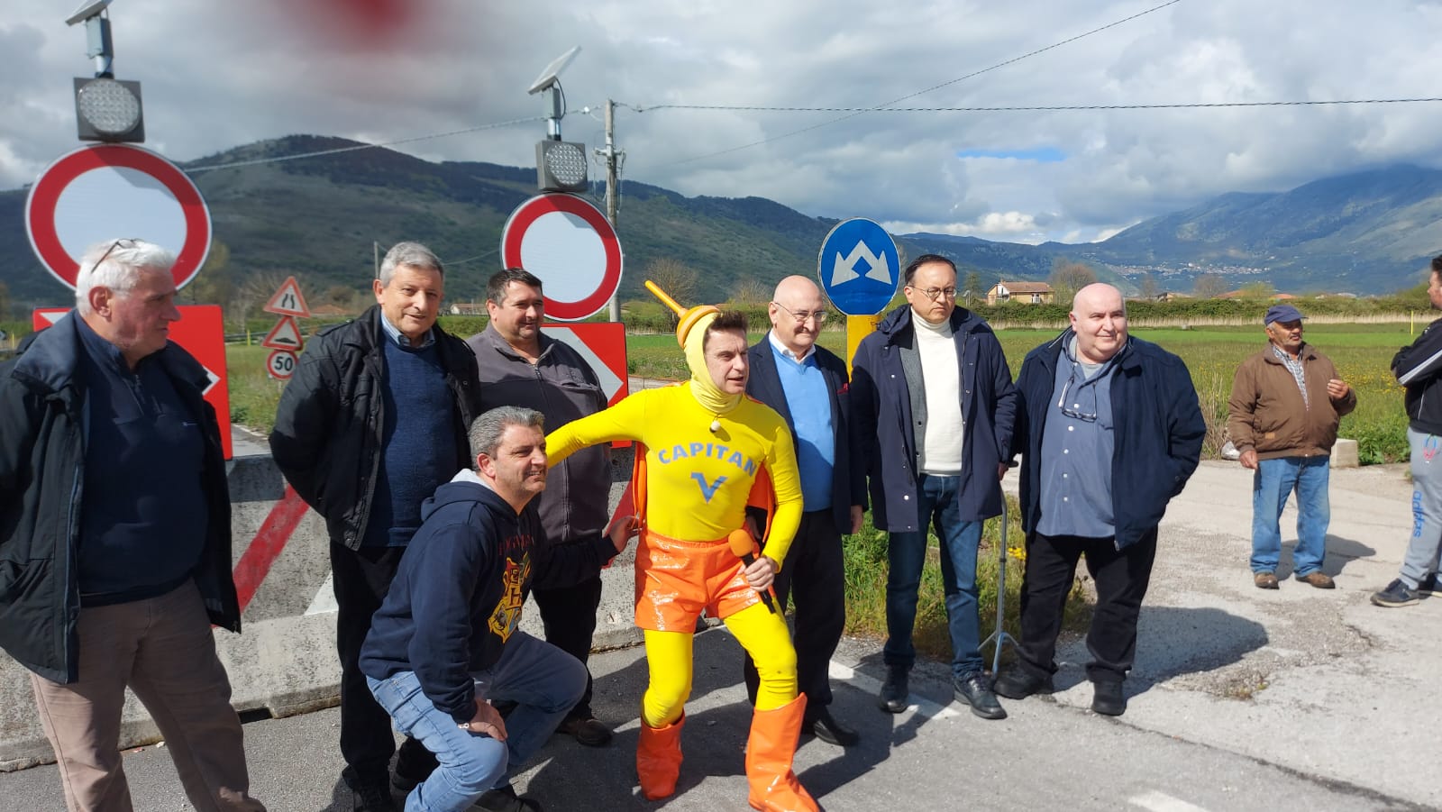 Capitan Ventosa di Striscia la Notizia al ponte di Caiazzano tra Sassano e Padula