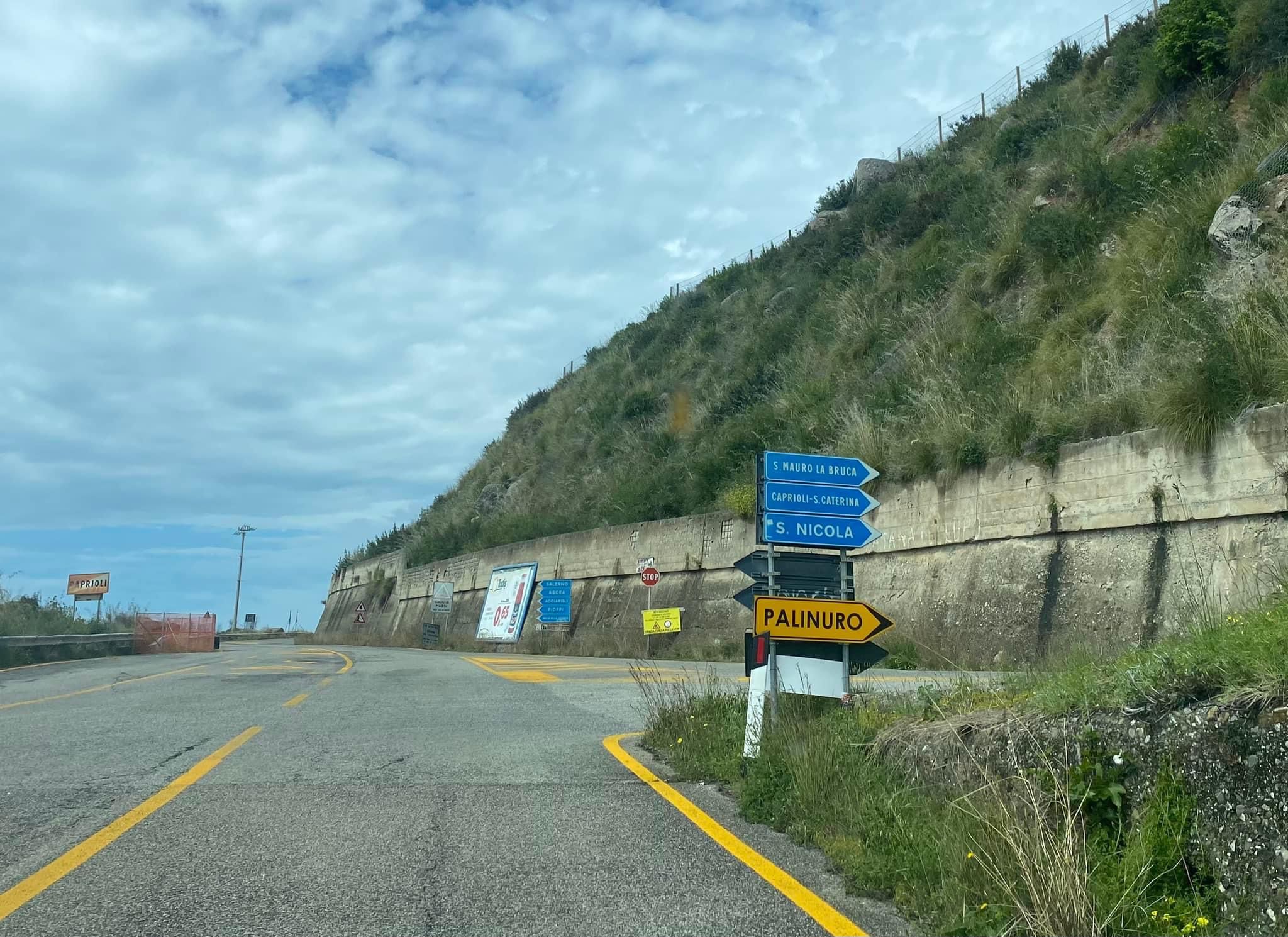 Cartelli stradali sbagliati tra Palinuro e Pisciotta: «Rimuoveteli, così disorientiamo i turisti»