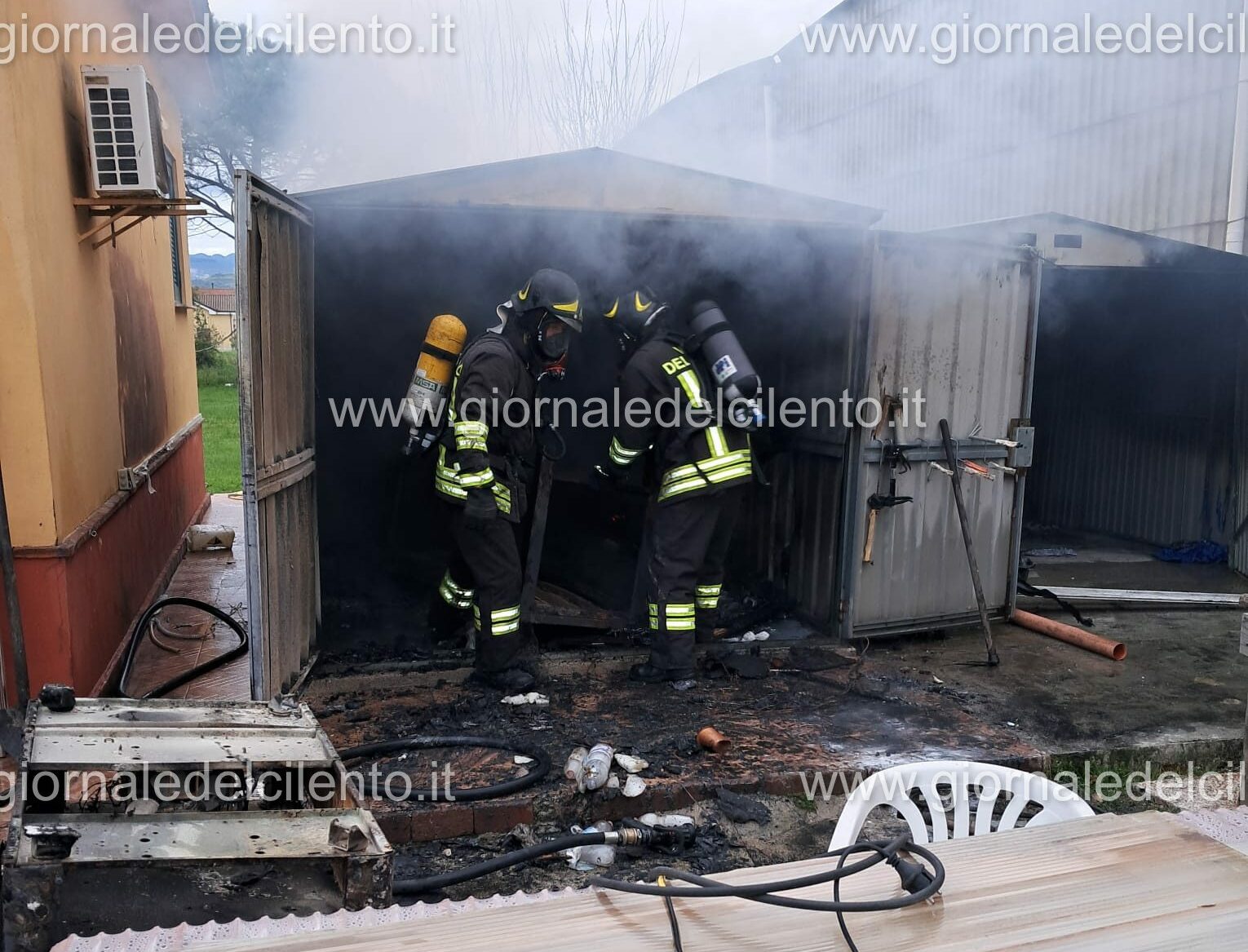 Incendio in un deposito attrezzi a Casal Velino, vigili del fuoco domano le fiamme