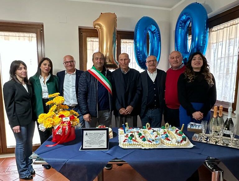 Teggiano, nonno Cono compie 100 anni: «Ama leggere, vocabolario sempre accanto»