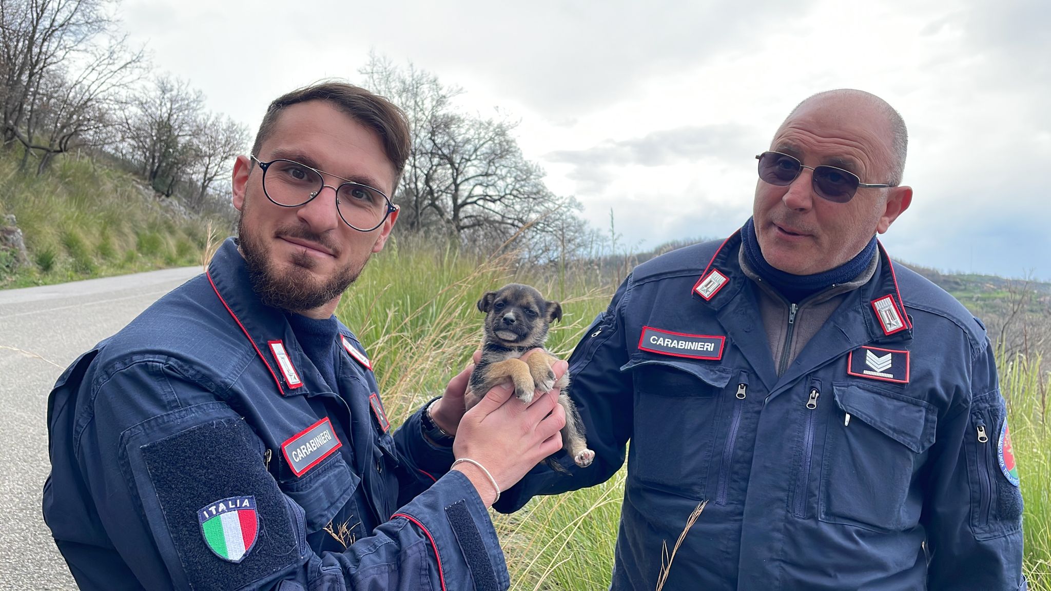 Ottati, Carabinieri Parco salvano cagnolino abbandonato e lo adottano