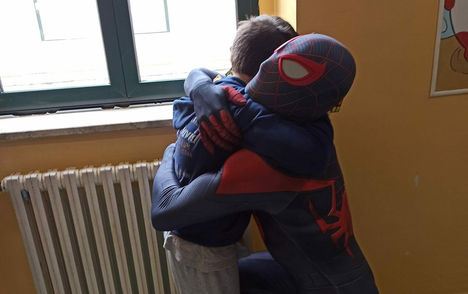 Spiderman negli ospedali di Sapri e Vallo della Lucania per far sorridere i bambini