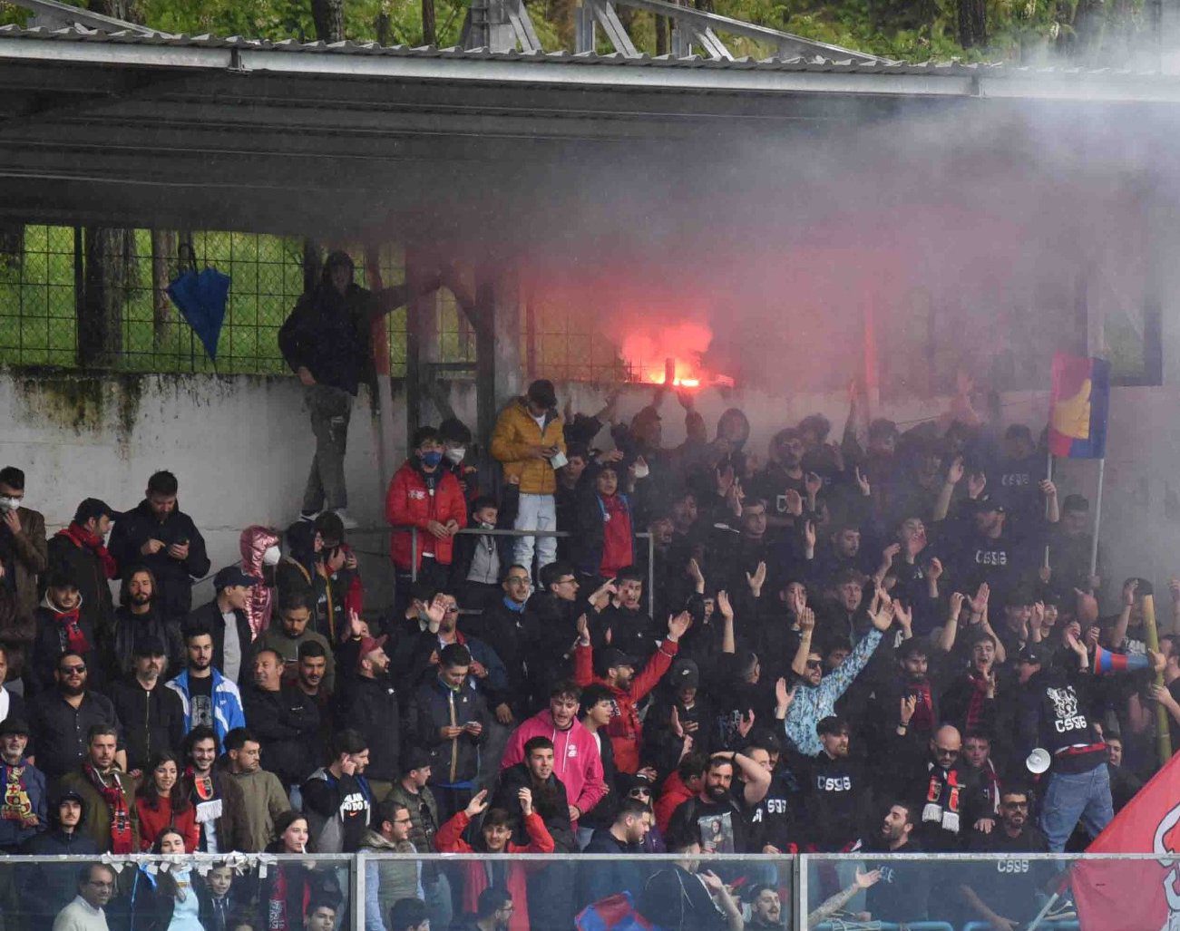 Tifosi della Gelbison aggrediti a Monopoli: calci, pugni e vessilli rubati