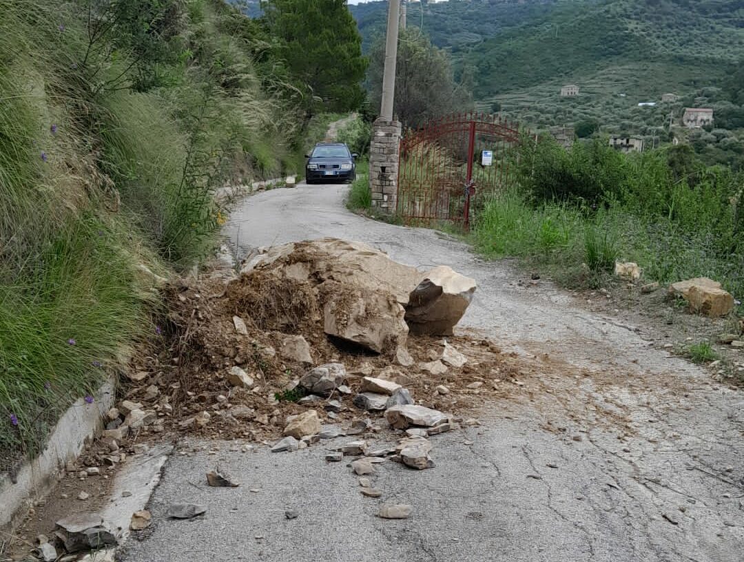 Maltempo, frana sulla strada comunale ad Agnone Cilento