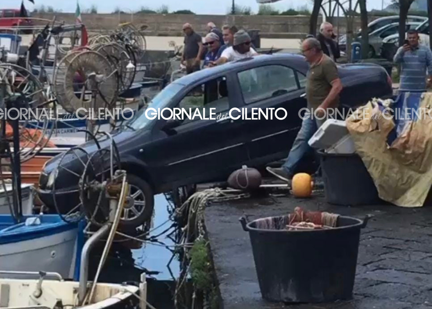 Incidente al porto di Casal Velino, auto rischia di finire in mare