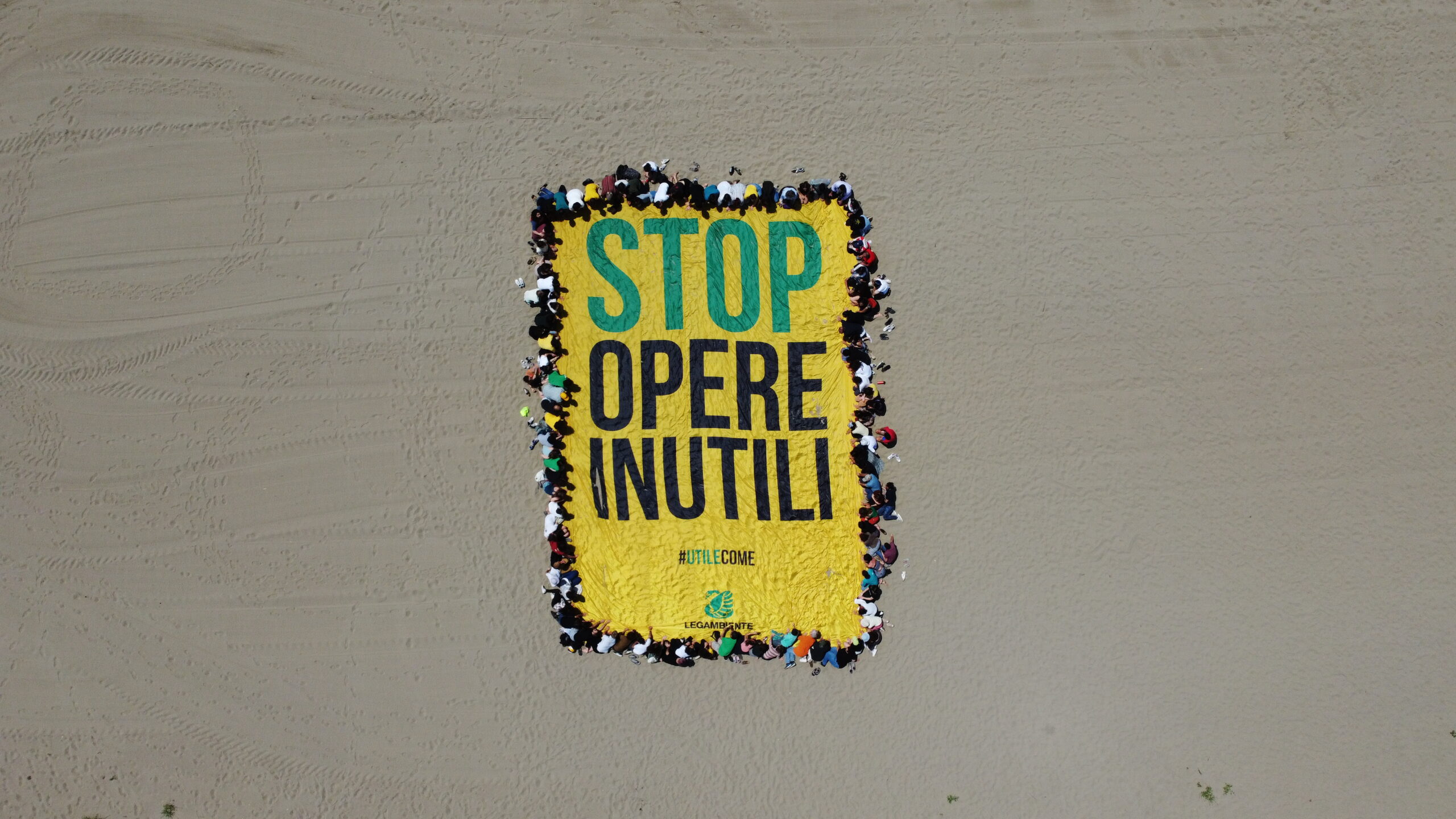 Paestum, protesta degli attivisti Legambiente contro «le opere inutili» in Italia e nel Cilento