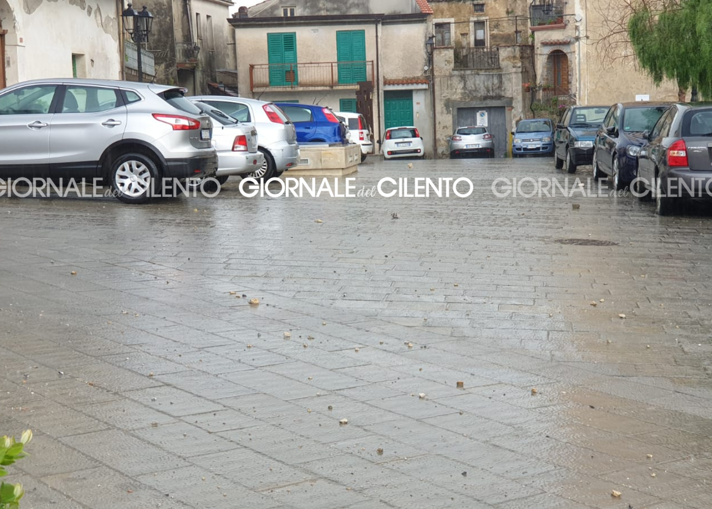 Camerota, fulmine in piazza Castello: danneggiate diverse auto