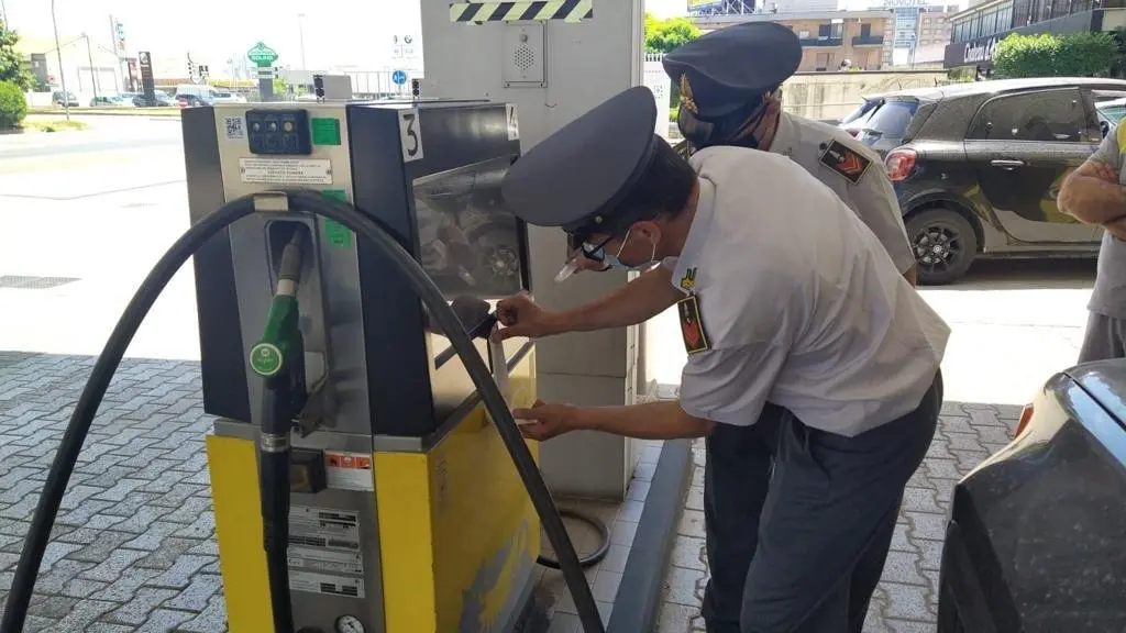 Policastro, distributore carburanti non a norma: scatta il sequestro