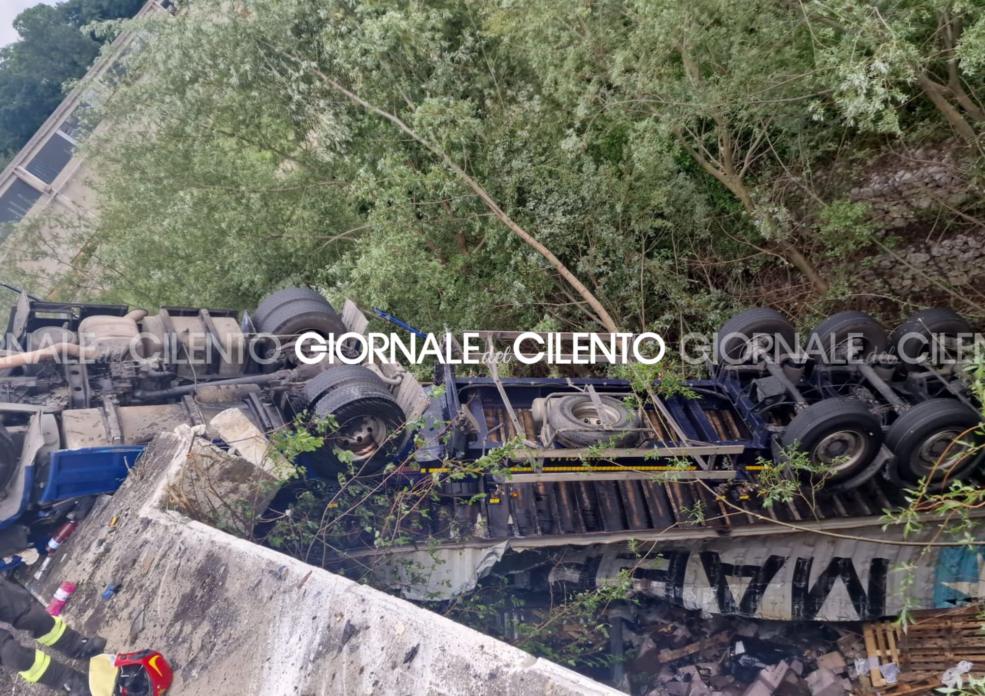 Tragedia sfiorata sull’A2 tra Salerno e Pontecagnano: camionista salvo per miracolo