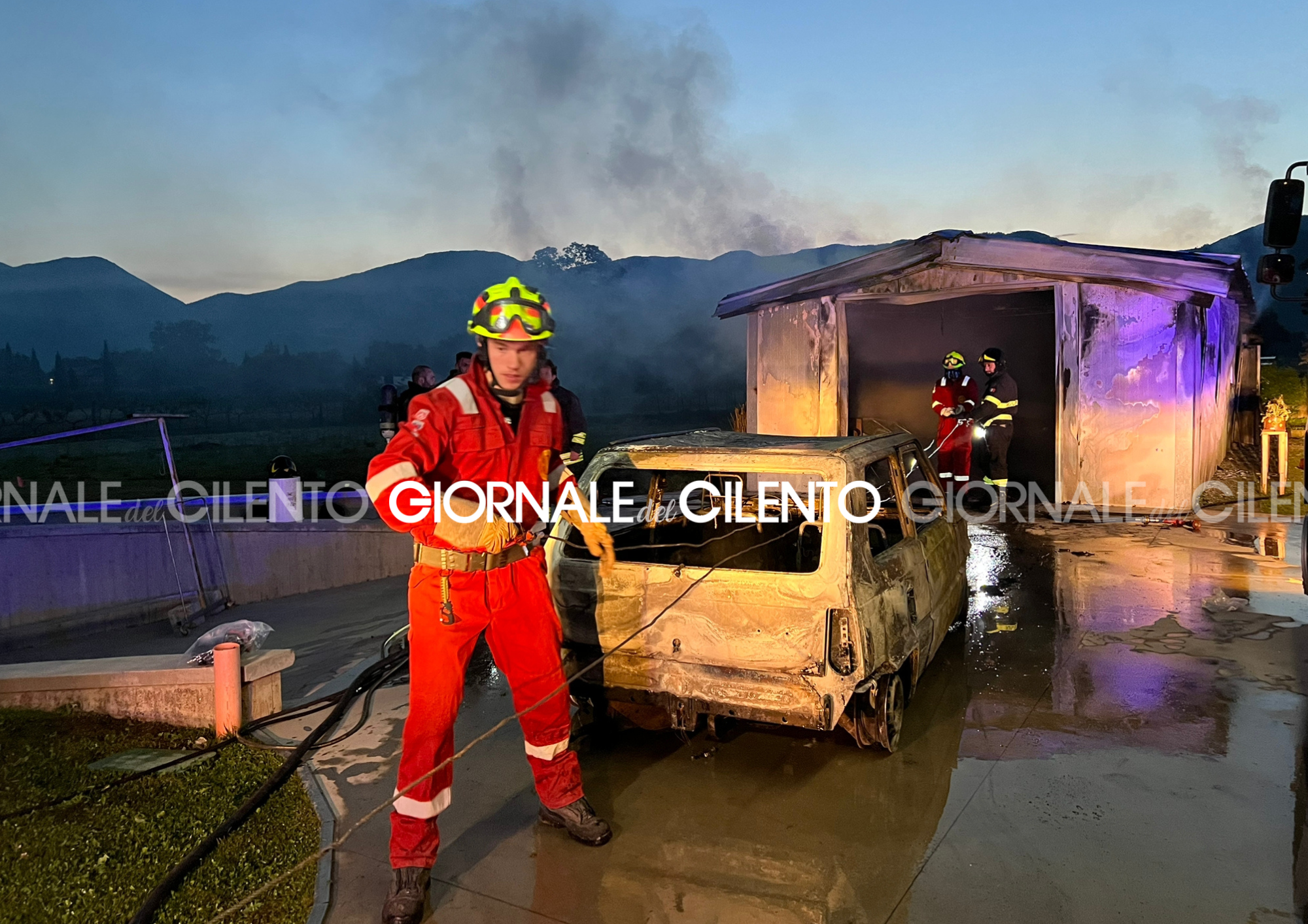 Garage in fiamme a Padula: danni a struttura e due automobili