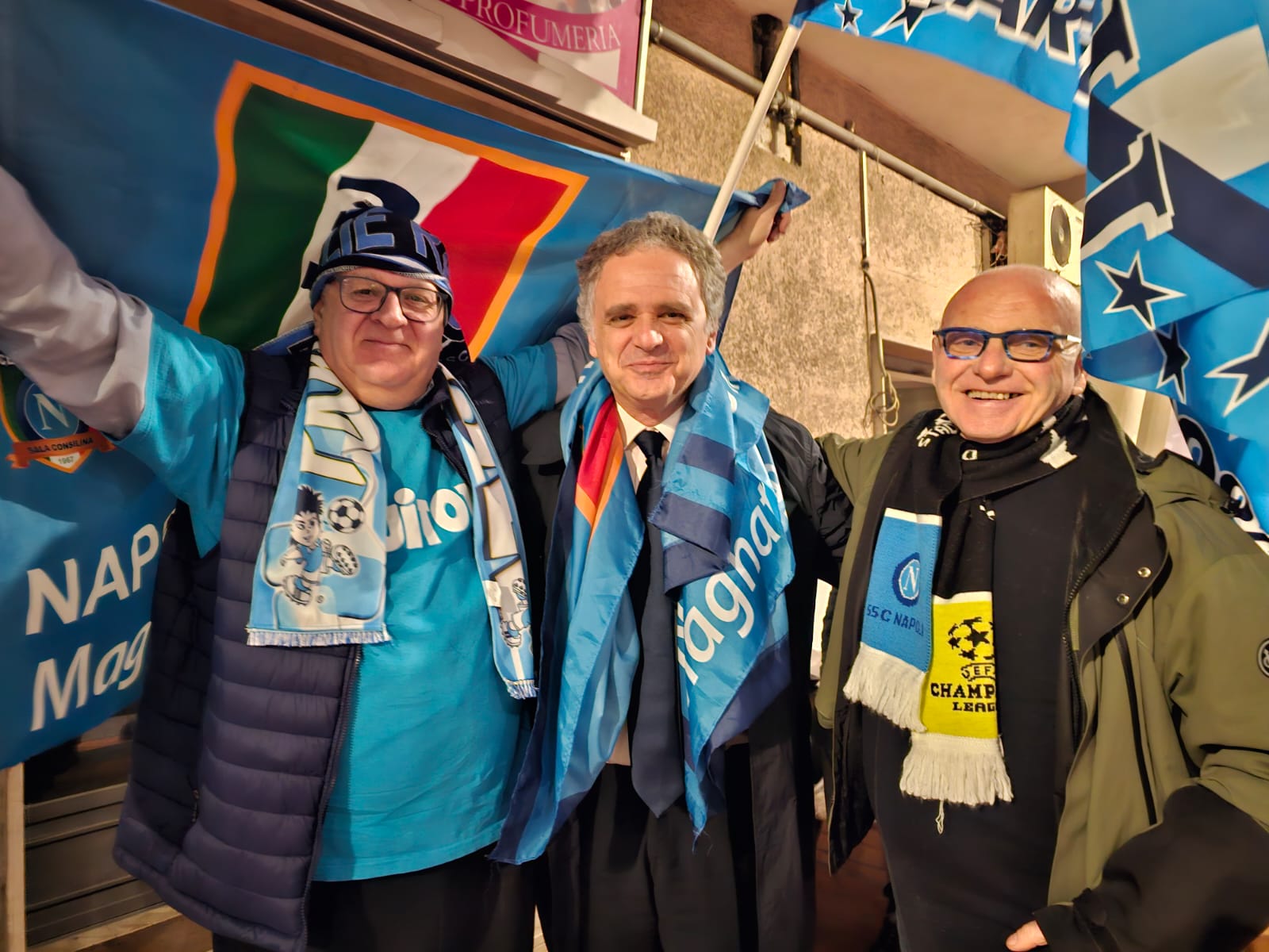 Sala Consilina si tinge d’azzurro, anche il sindaco Cavallone fa festa insieme ai tifosi del Napoli | FOTO