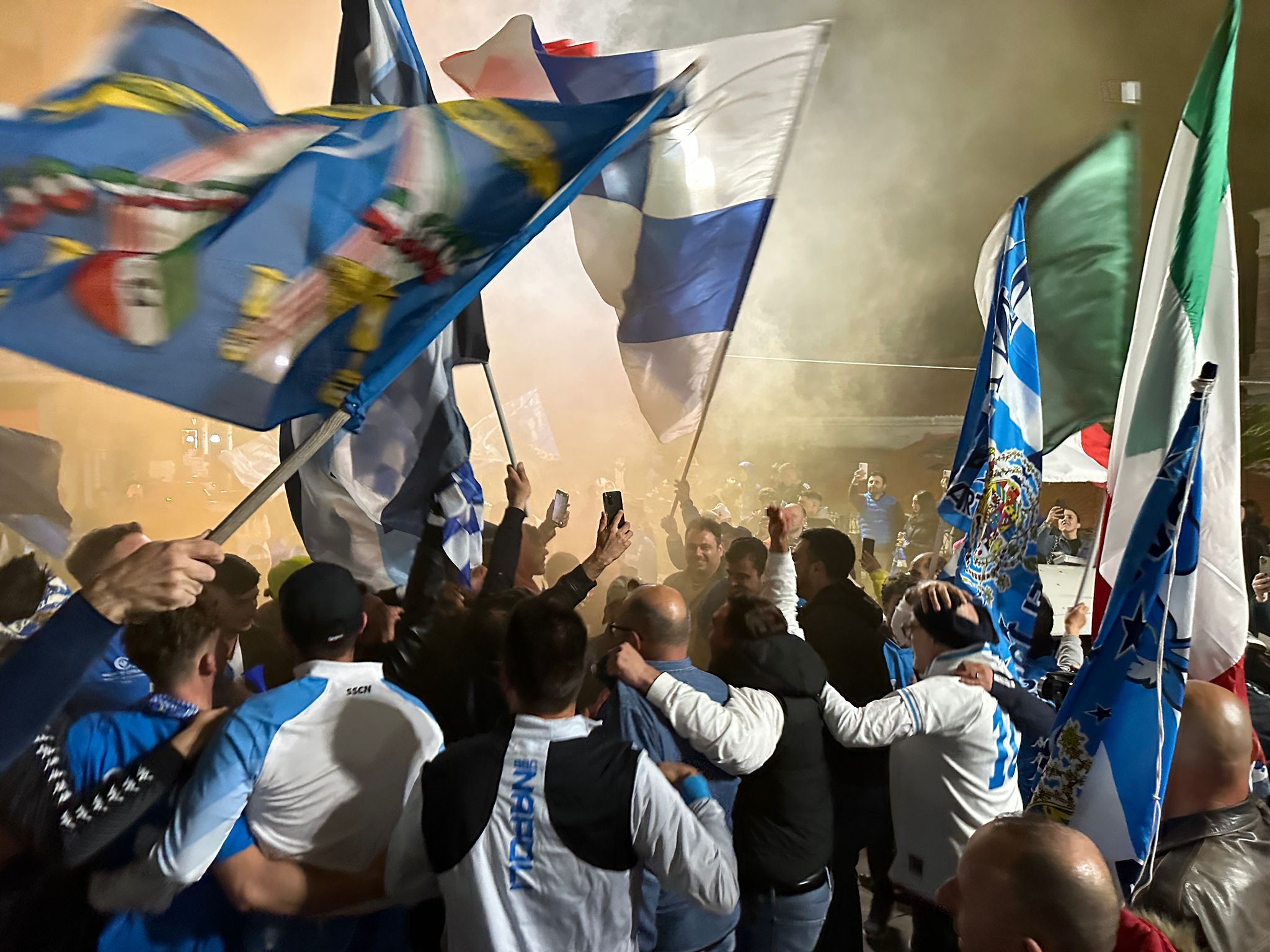 Il Napoli è campione d’Italia: esplode la festa a Castellabate | FOTO