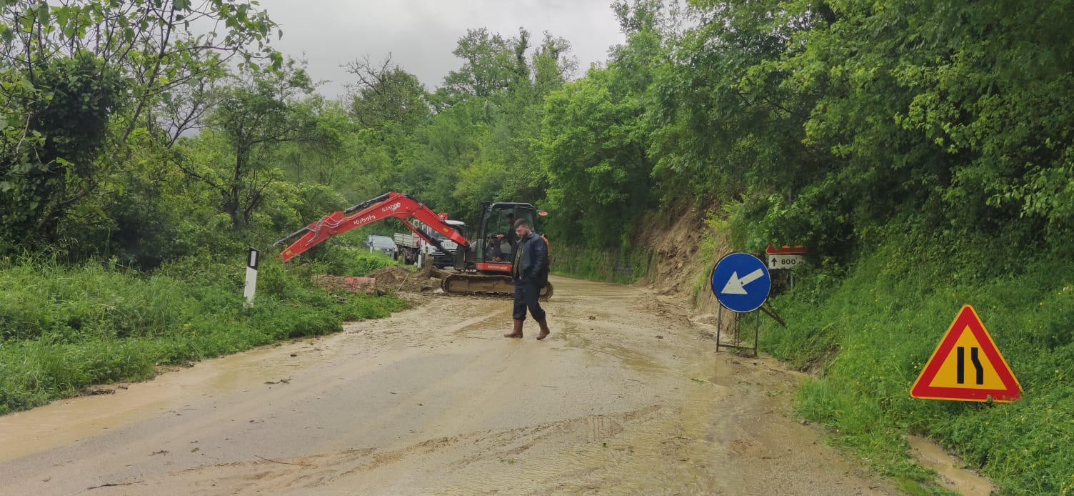 Strada ripulita dall’Arechi Multiservice tra Caselle in Pittari e Sanza: arteria resta chiusa al transito