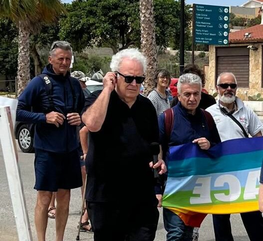 Accoglienza migranti, salernitano Franco Mari porta la bandiera della pace a Lampedusa