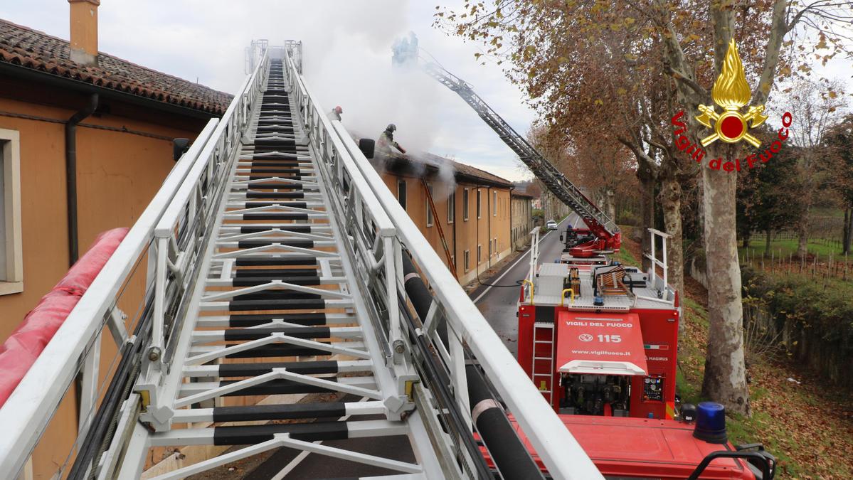 Incendio doloso e furto alla palestra comunale di Capaccio Scalo: cinque minorenni denunciati