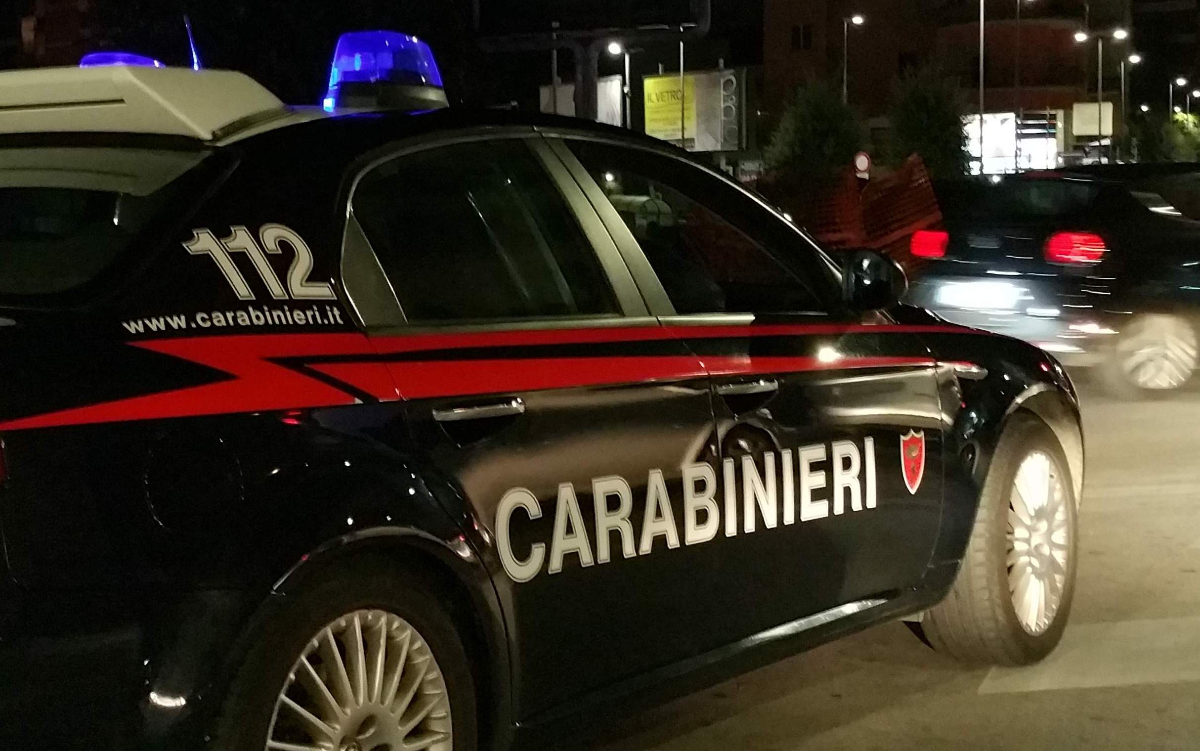 Scoperto in una pozza di sangue allo svincolo di Sicignano degli Alburni: è stato accoltellato