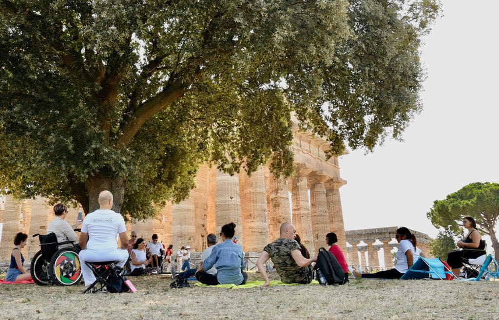 Lezioni di yoga all’ombra dei templi di Paestum