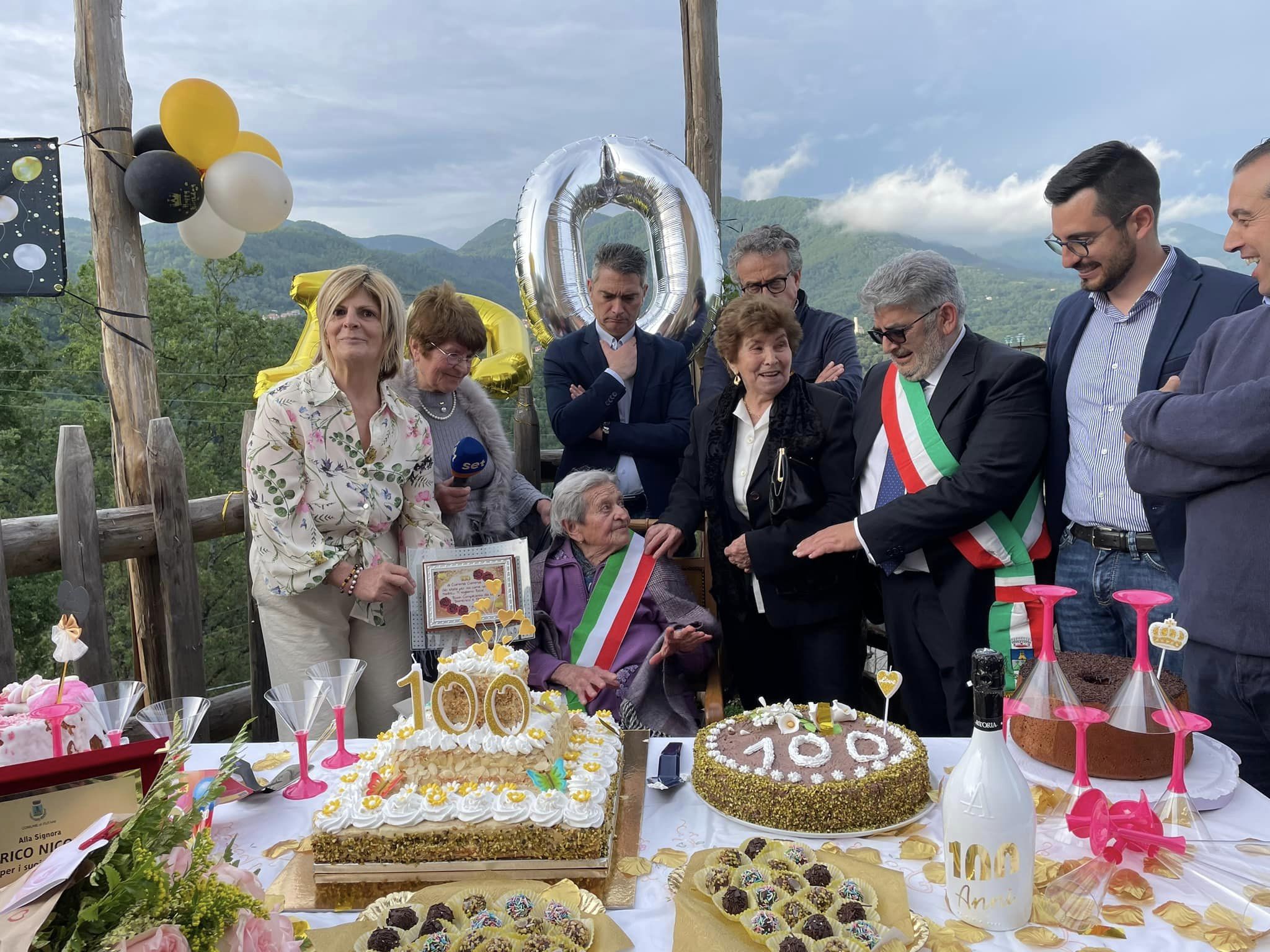 Futani, nonna Nicolina compie 100 anni: a lei la fascia tricolore del sindaco