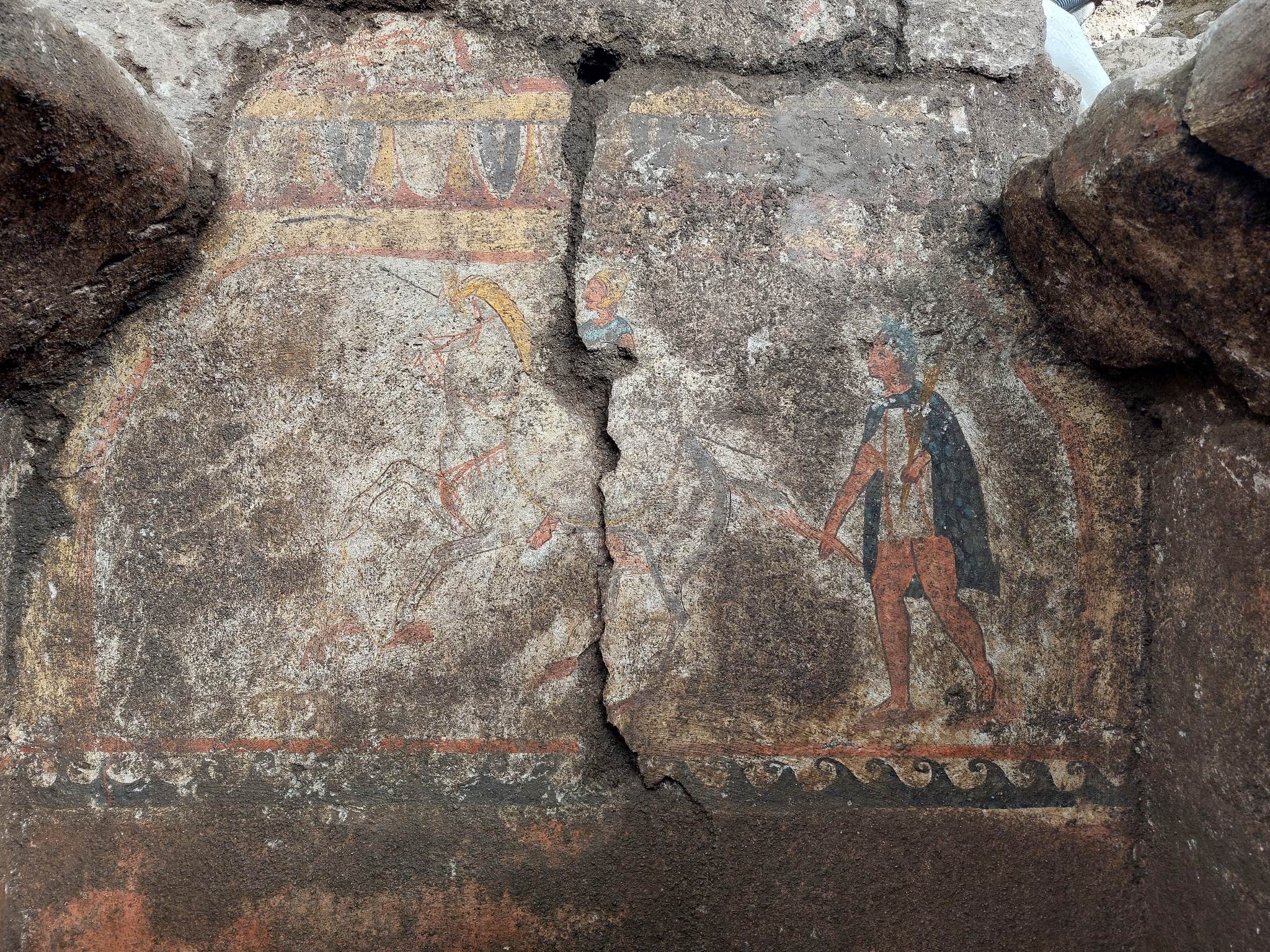 Necropoli di Pontecagnano svela una tomba a camera dipinta: una scoperta archeologica straordinaria