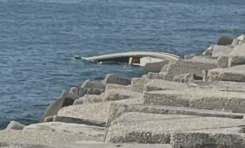 Salerno, barca a vela contro gli scogli: feriti due amici