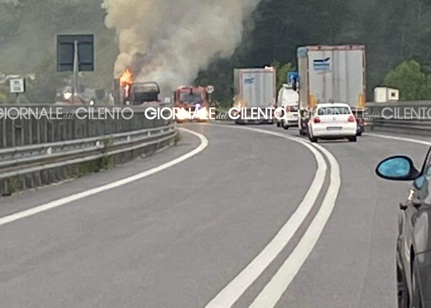 Camion in fiamme lungo la Cilentana tra Poderia e Centola