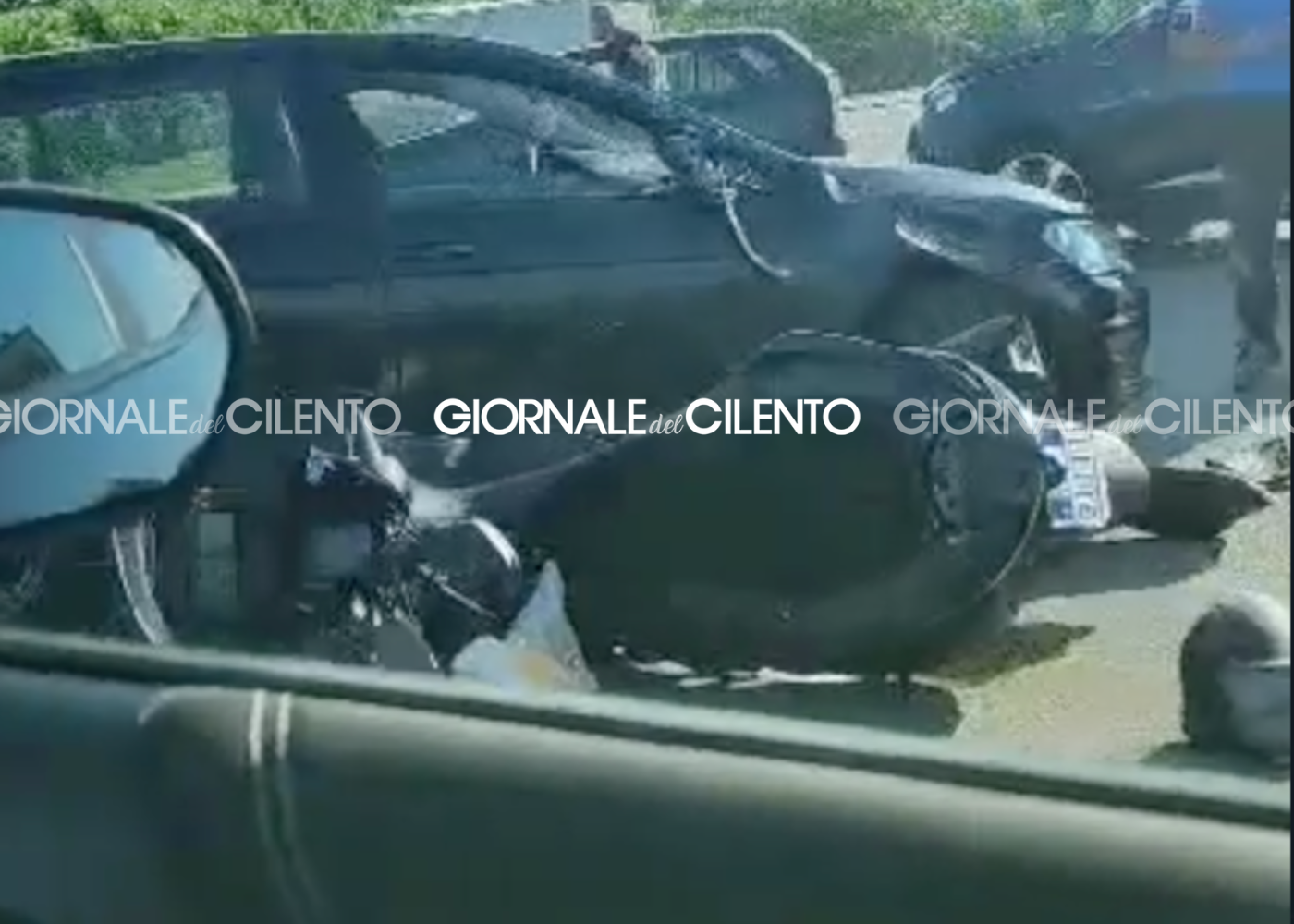 Schianto lungo la statale 18, scooter contro auto: un ferito