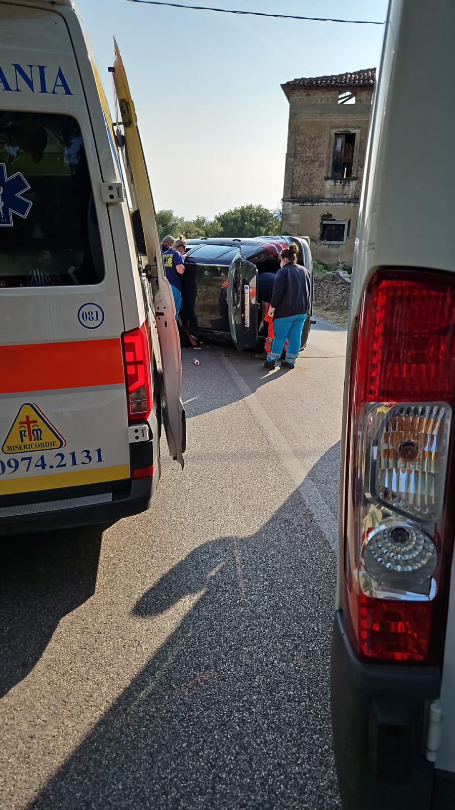 Grave incidente stradale a Pattano di Vallo della Lucania, auto si ribalta