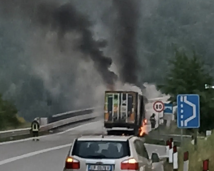 Camion in fiamme, chiusa la Cilentana: circolazione deviata