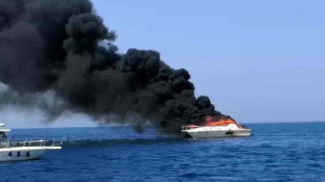Barca in fiamme nel porto di Agropoli: soccorsi gli occupanti