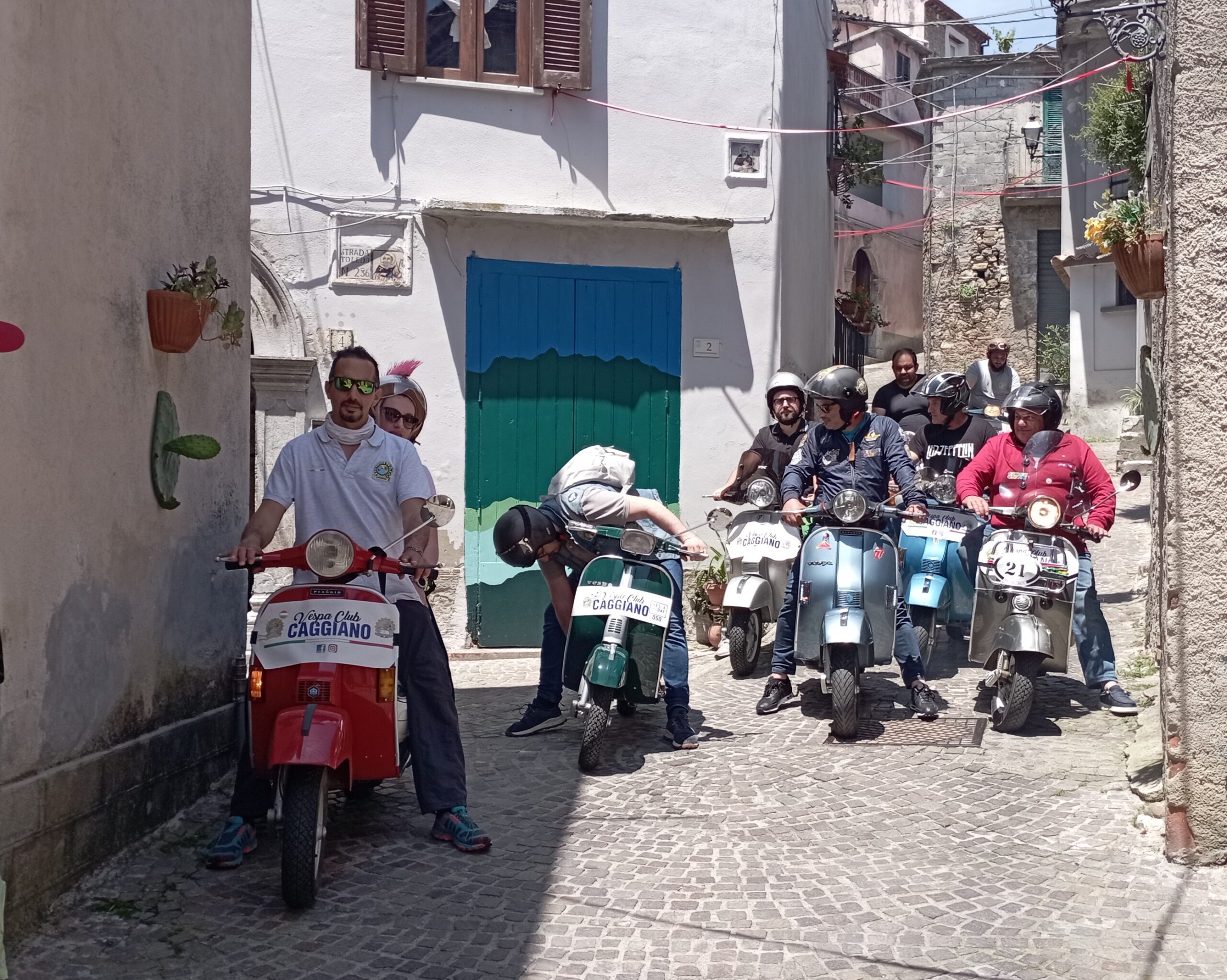 Vibonati, una “porta blu” nel centro storico come la più famosa di Ostuni