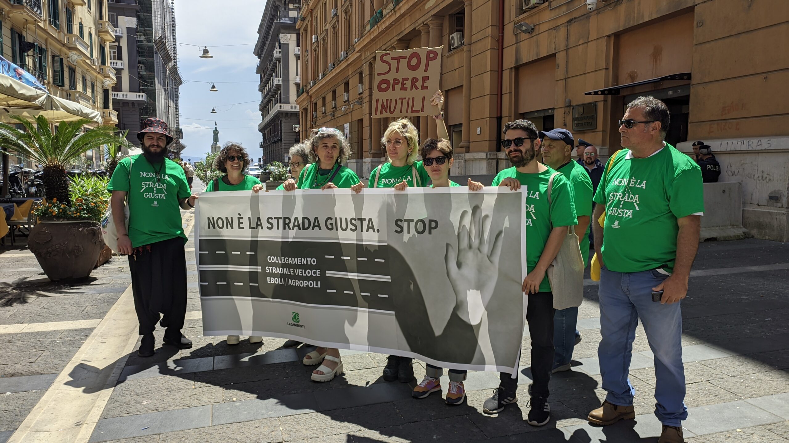 Legambiente protesta sotto la Regione contro la realizzazione strada veloce da Eboli ad Agropoli