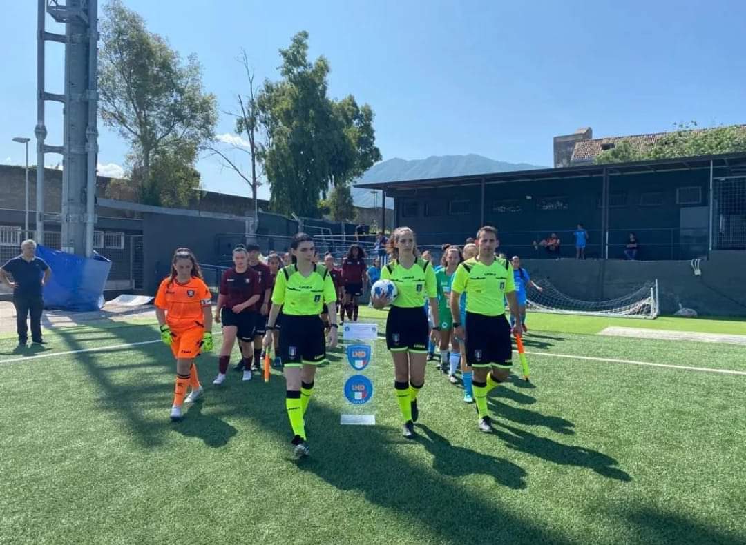 L’arbitro teggianese Manuelle Cuozzo nella finale del campionato under 17 di calcio femminile