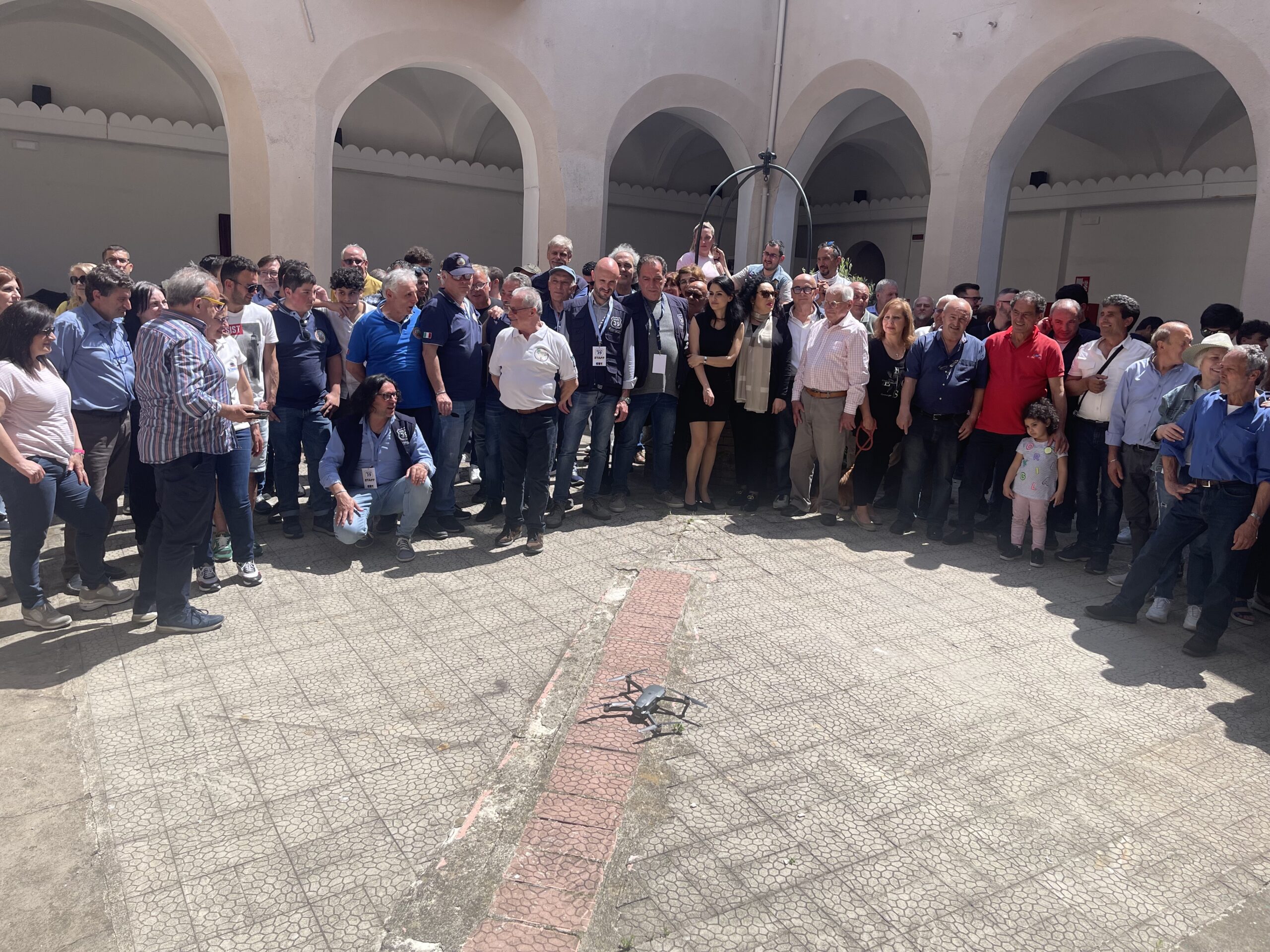 Vibonati, centinaia di auto e moto d’epoca fanno tappa al Museo Logos