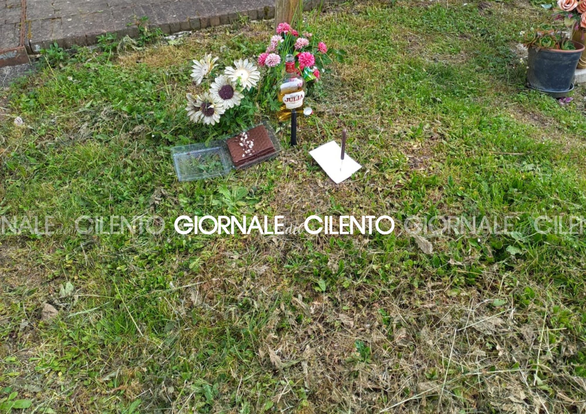 Foto trafitta da un coltello nel cimitero: giallo a San Pietro al Tanagro, indagano i carabinieri