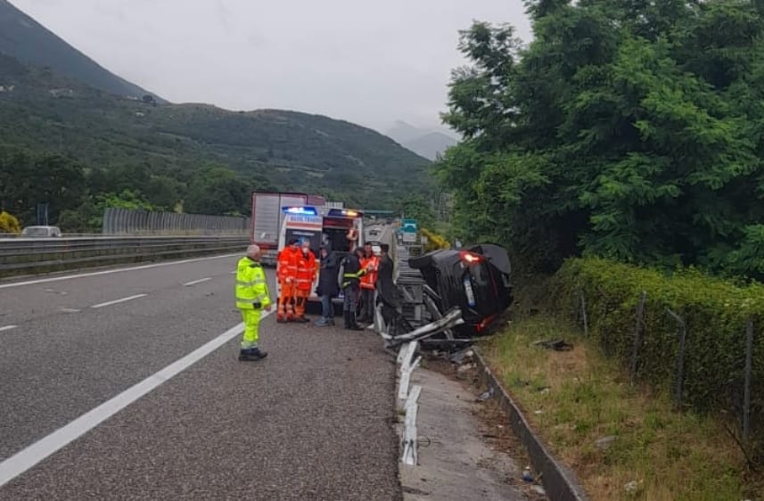 Polla, schianto in autostrada: conducente ringrazia i soccorsi