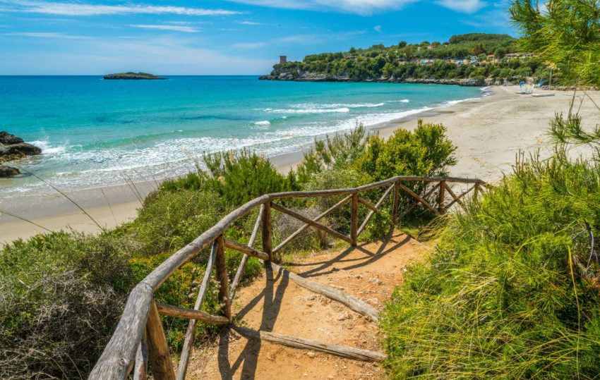 Marina di Camerota, turista 60enne si perde: trovato in spiaggia grazie allo smart watch