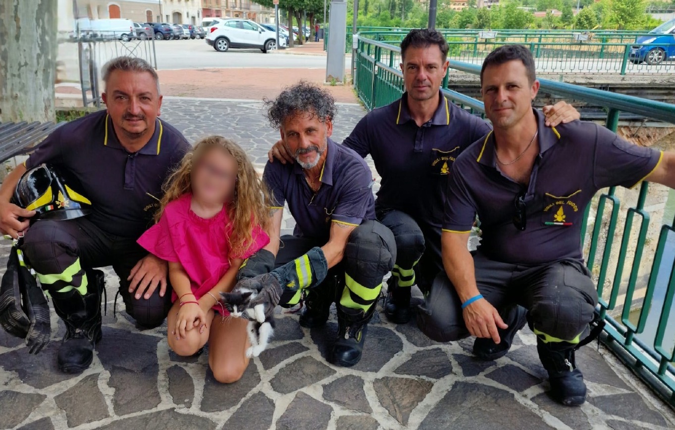 Polla, bimba chiama i vigili del fuoco: «Aiutate la mia gattina finita nel fiume»