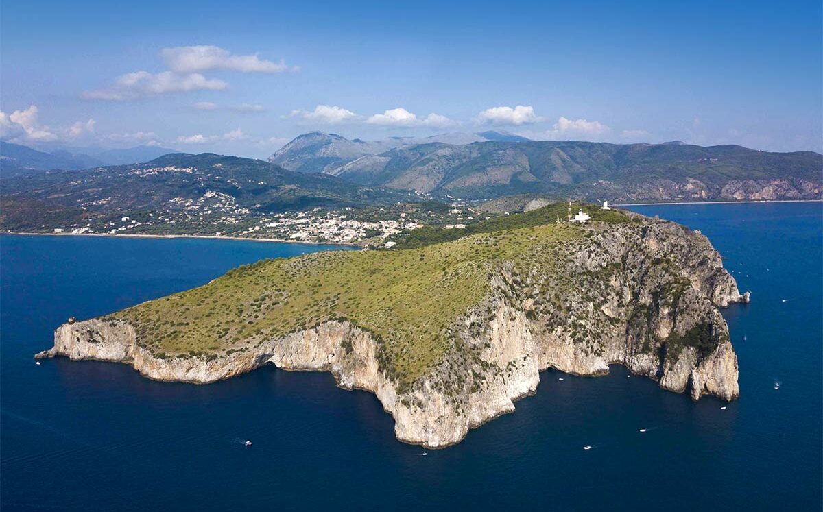 Gite in barca a Capo Palinuro: un viaggio tra spiagge, cale e grotte mozzafiato