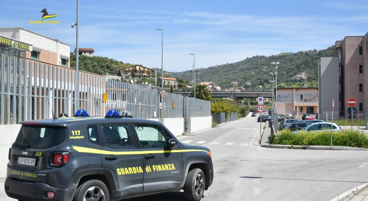 Cilento, blitz Finanza in grande magazzino: sequestrati 10 mila prodotti non sicuri