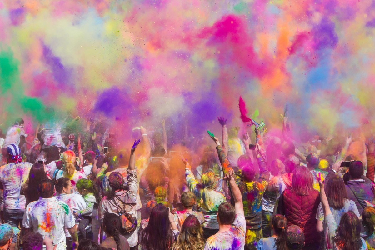 Holi, il festival dei colori porta l’esplosione di magia a Montecorice