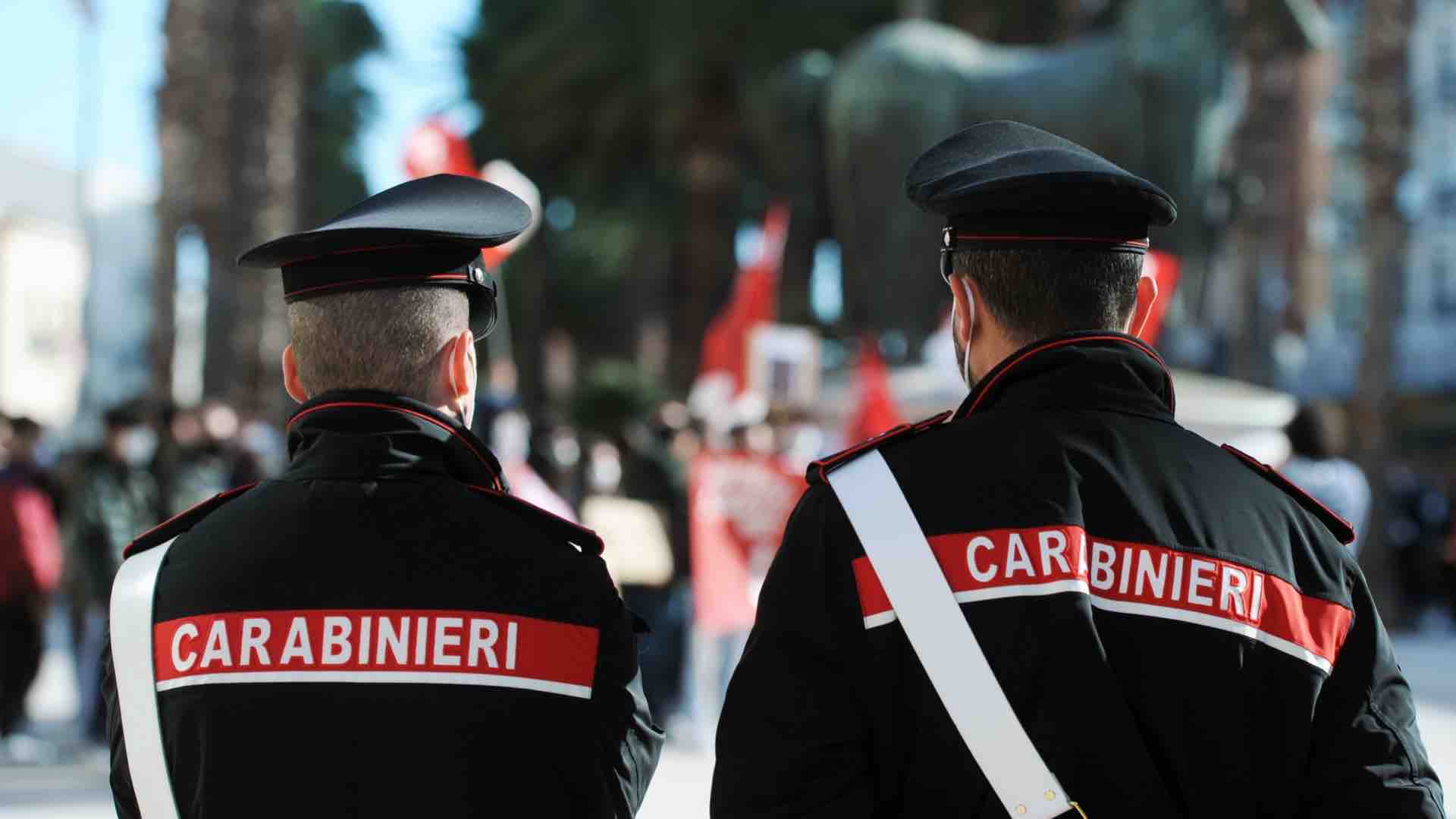 Marina di Camerota, fiamme nella notte: incendiato il portone di un palazzo